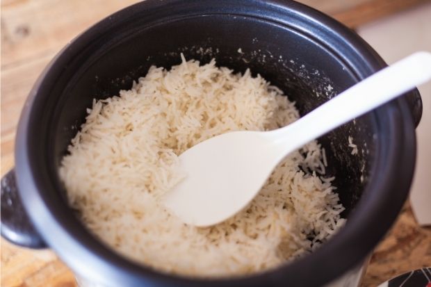 Rice in a rice cooker that doesn't take long to cook rice