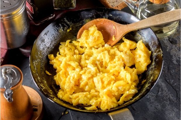 Scrambled eggs prepared after chef learned how to cook eggs without butter