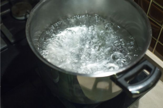 Boiling sparkling water in a pot