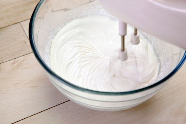 Blender being used to make whipped cream after chef learned if whipped cream can be rewhipped