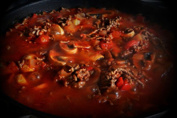 Bolognese sauce that needs a substitute for red wine