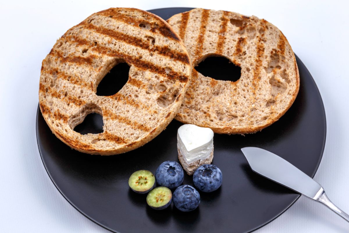 Toasted bagel on plate with fruit