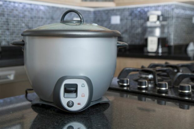 Rice cooker that can be used to steam buns without a steamer